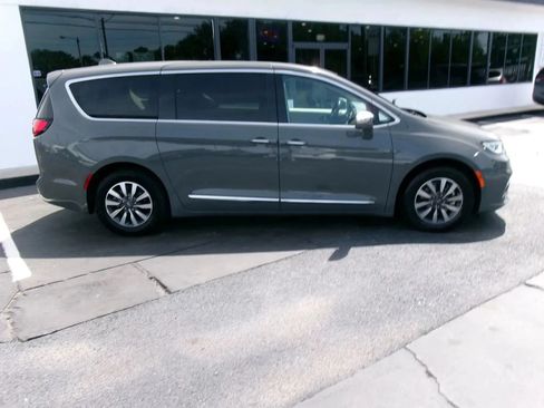 Used 2022 Chrysler Pacifica Limited FWD image 5