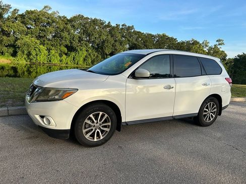 Used 2014 Nissan Pathfinder S FWD image 2
