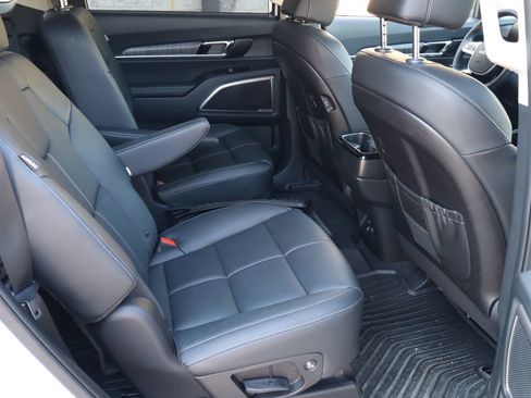 Used 2025 Kia Telluride EX w/ EX Captain's Chair Package FWD image 18