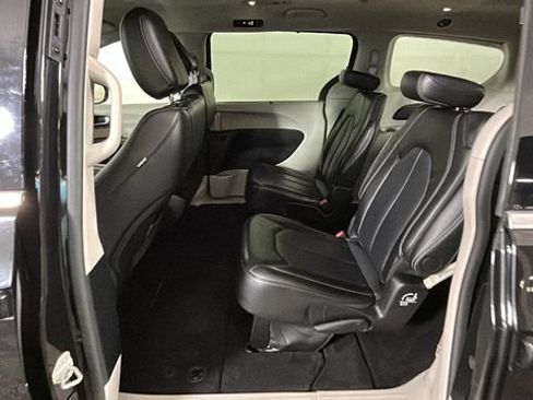 Used 2024 Chrysler Pacifica Touring-L FWD image 26