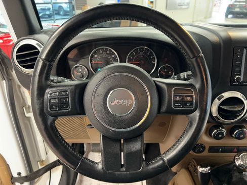 Used 2017 Jeep Wrangler Unlimited Rubicon w/ Connectivity Group AWD/4WD image 10