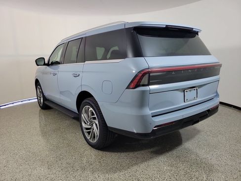 New 2027 Lincoln Navigator Premiere RWD image 3
