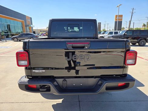 Used 2025 Jeep Gladiator Sport AWD/4WD image 4