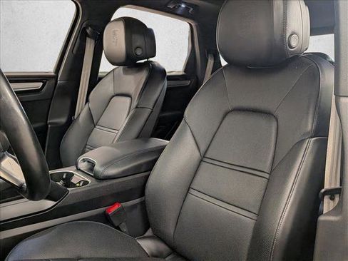 Certified 2023 Porsche Cayenne Platinum Edition image 5