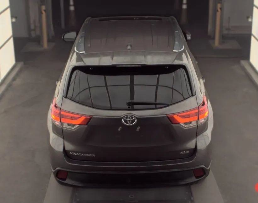 Used 2017 Toyota Highlander XLE w/ Carpet Mat Package FWD image 4