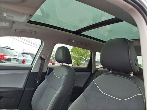 Used 2024 Volkswagen Taos SE w/ Panoramic Sunroof Package FWD image 18
