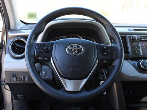 Used 2015 Toyota RAV4 LE image 10