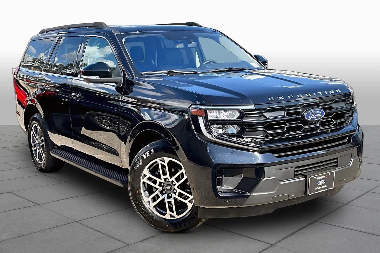Used 2025 Ford Expedition Active RWD image 3