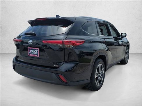 Used 2023 Toyota Highlander XLE FWD image 5