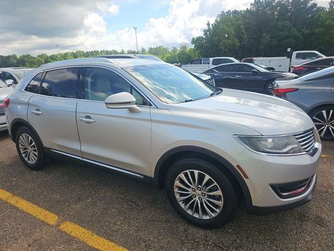 Used 2017 Lincoln MKX Select w/ Select Plus Package FWD image 4