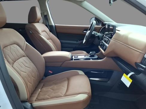 New 2026 Nissan Pathfinder Platinum image 13