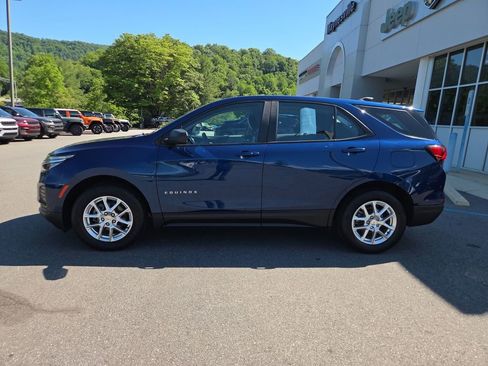 Used 2022 Chevrolet Equinox LS w/ Driver Confidence II Package AWD/4WD image 9