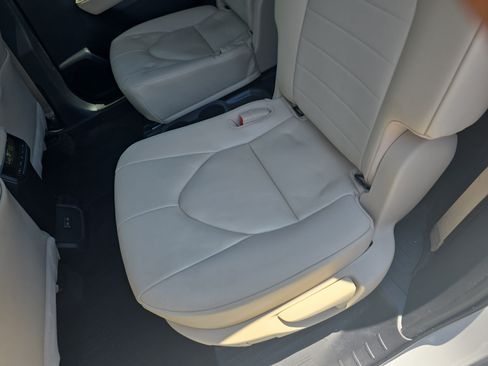 Used 2023 Toyota Highlander XLE FWD image 16