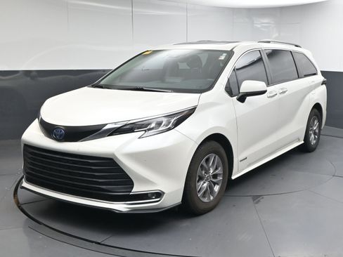 Certified 2021 Toyota Sienna XLE image 4