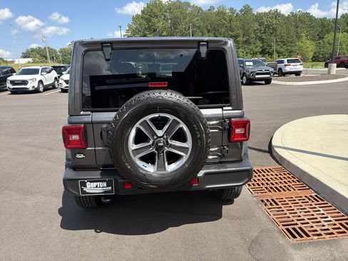 Used 2022 Jeep Wrangler Unlimited Sahara w/ LED Lighting Group AWD/4WD image 14