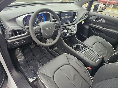 New 2026 Chrysler Pacifica Limited w/ S Appearance Package image 2