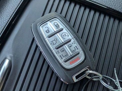 Used 2025 Chrysler Pacifica Limited image 33