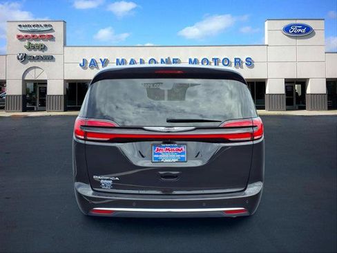 Used 2025 Chrysler Pacifica Select FWD image 3