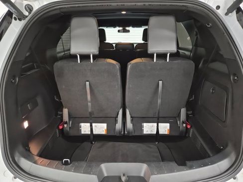 Used 2018 Ford Explorer XLT w/ Equipment Group 202A image 8