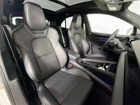 Certified 2025 Porsche Macan Electric RWD image 28