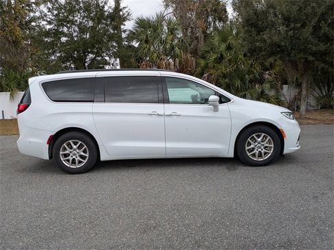 Used 2022 Chrysler Pacifica Touring-L w/ Uconnect Theater Family Group image 2