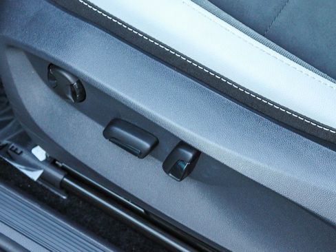 Used 2025 Volkswagen Taos SE image 23