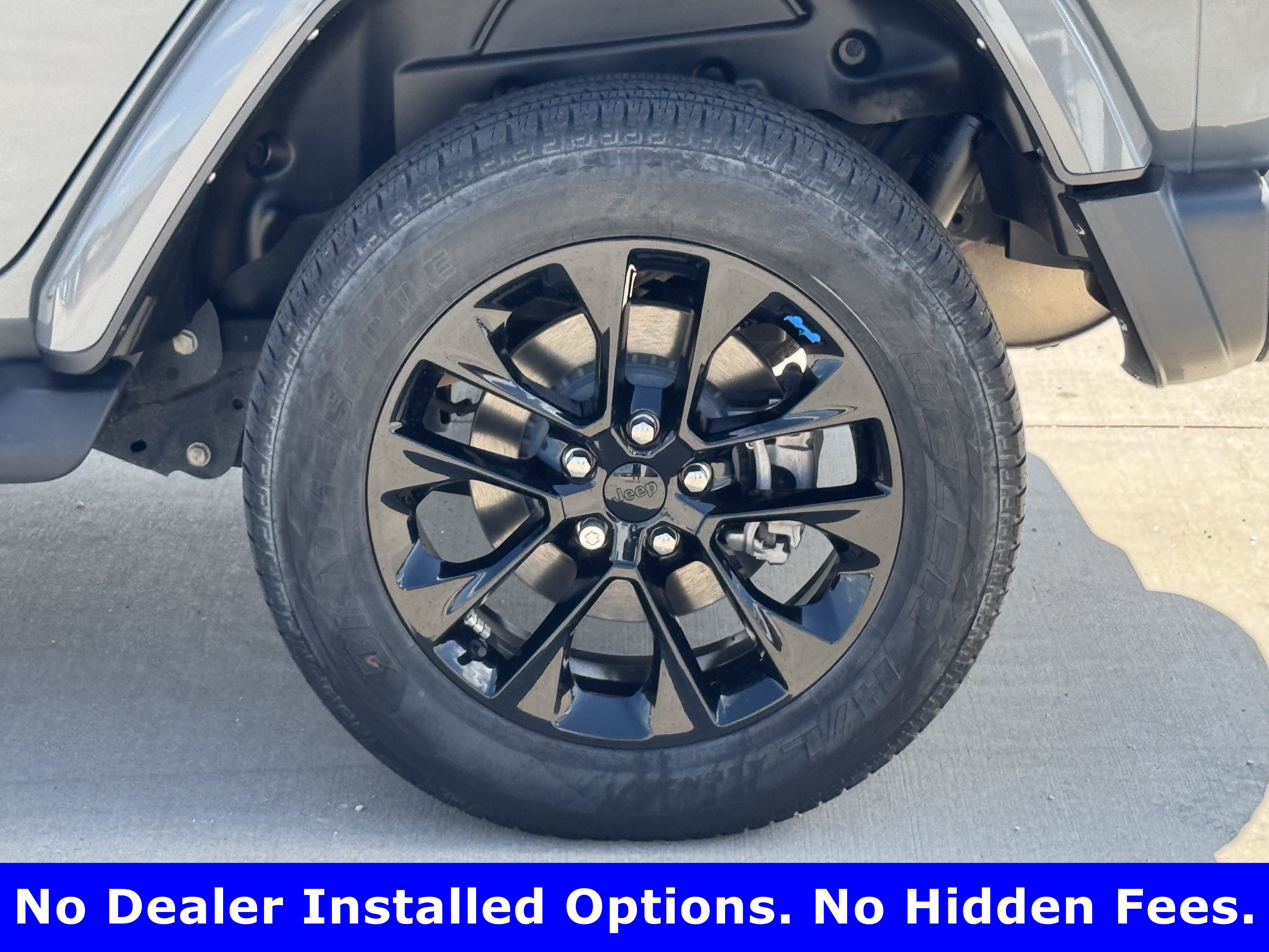 Used 2023 Jeep Wrangler Unlimited Sahara w/ Dual Top Group AWD/4WD image 9