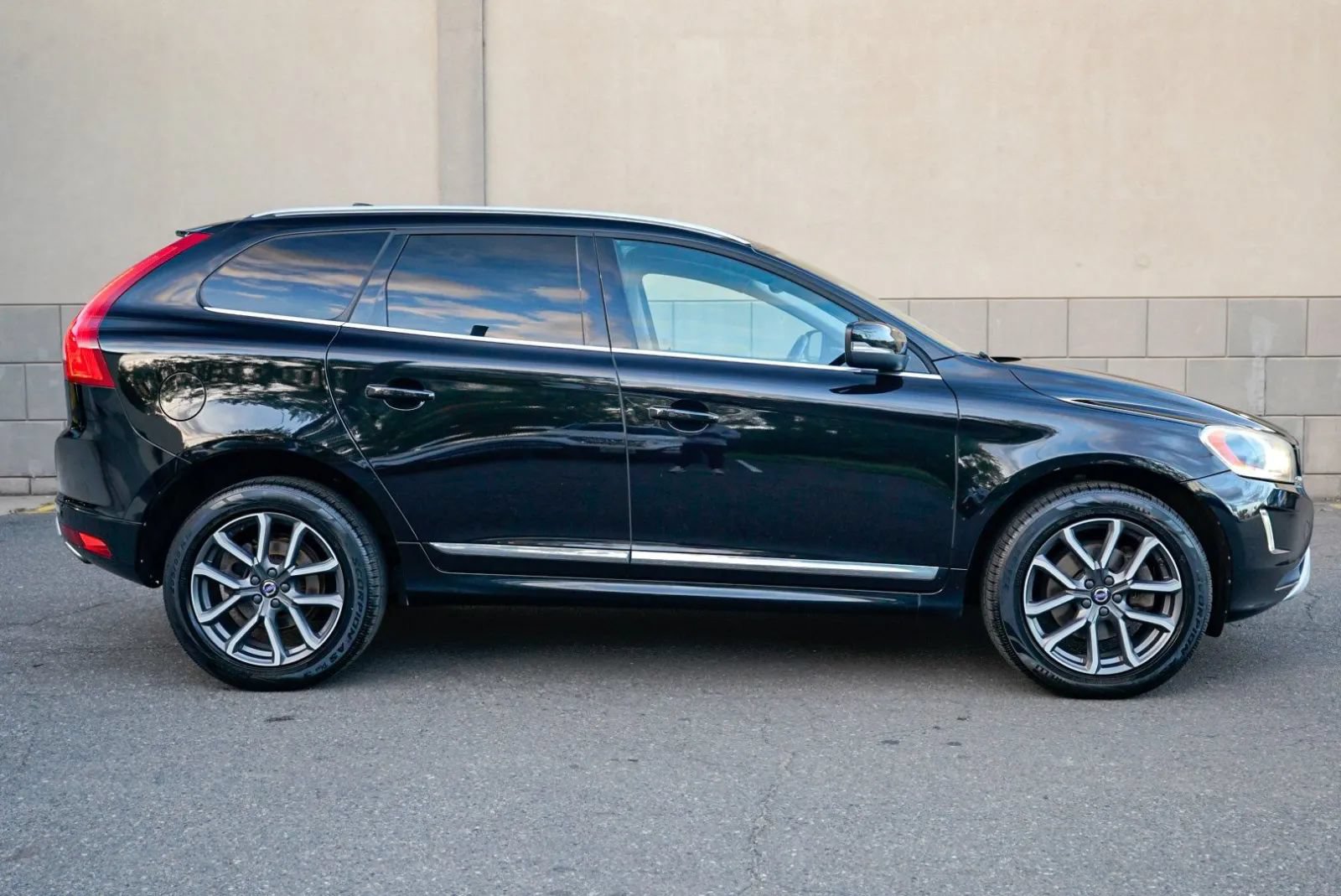 Used 2017 Volvo XC60 T6 Dynamic w/ Preferred Option Package AWD/4WD image 4