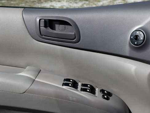 Used 2012 Kia Sedona LX image 38