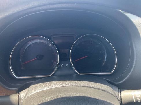 Used 2014 Nissan Versa SV FWD image 13