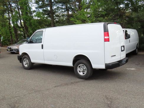 Used 2023 Chevrolet Express 3500 w/ Driver Convenience Package RWD image 3