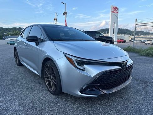 Used 2025 Toyota Corolla Hatchback w/ SE Package FWD image 3