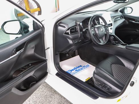 Used 2023 Toyota Camry SE w/ Convenience Package FWD image 3