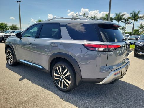 Used 2025 Nissan Pathfinder Platinum FWD image 4