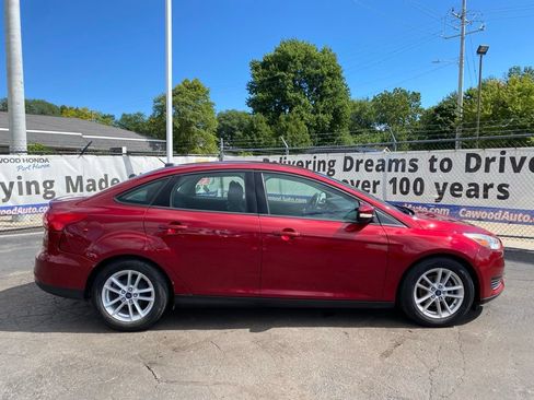 Used 2017 Ford Focus SE FWD image 2