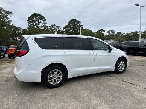 Certified 2023 Chrysler Pacifica Touring-L FWD image 3