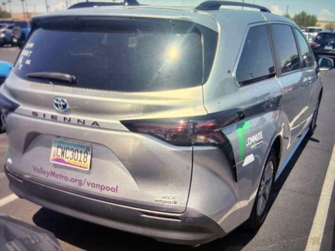 Used 2024 Toyota Sienna XLE FWD image 2