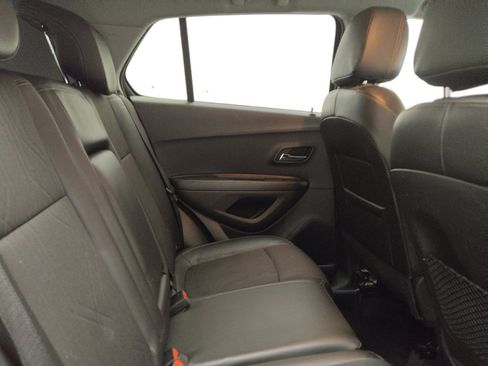 Used 2021 Chevrolet Trax LT w/ LT Convenience Package FWD image 19