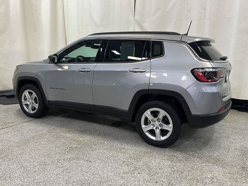 Used 2023 Jeep Compass Latitude w/ Convenience Group AWD/4WD image 3