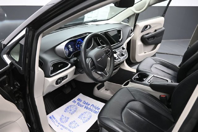 Used 2022 Chrysler Pacifica Touring-L FWD image 17