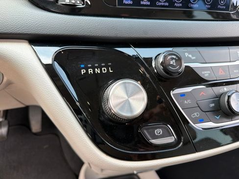 Used 2017 Chrysler Pacifica Touring-L FWD image 14