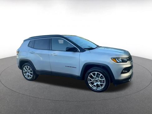 Used 2025 Jeep Compass Limited AWD/4WD image 2