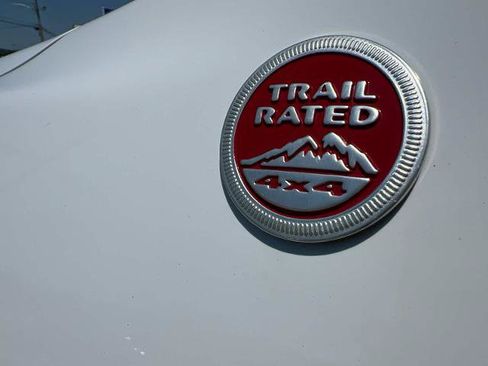 Used 2022 Jeep Cherokee Trailhawk AWD/4WD image 9