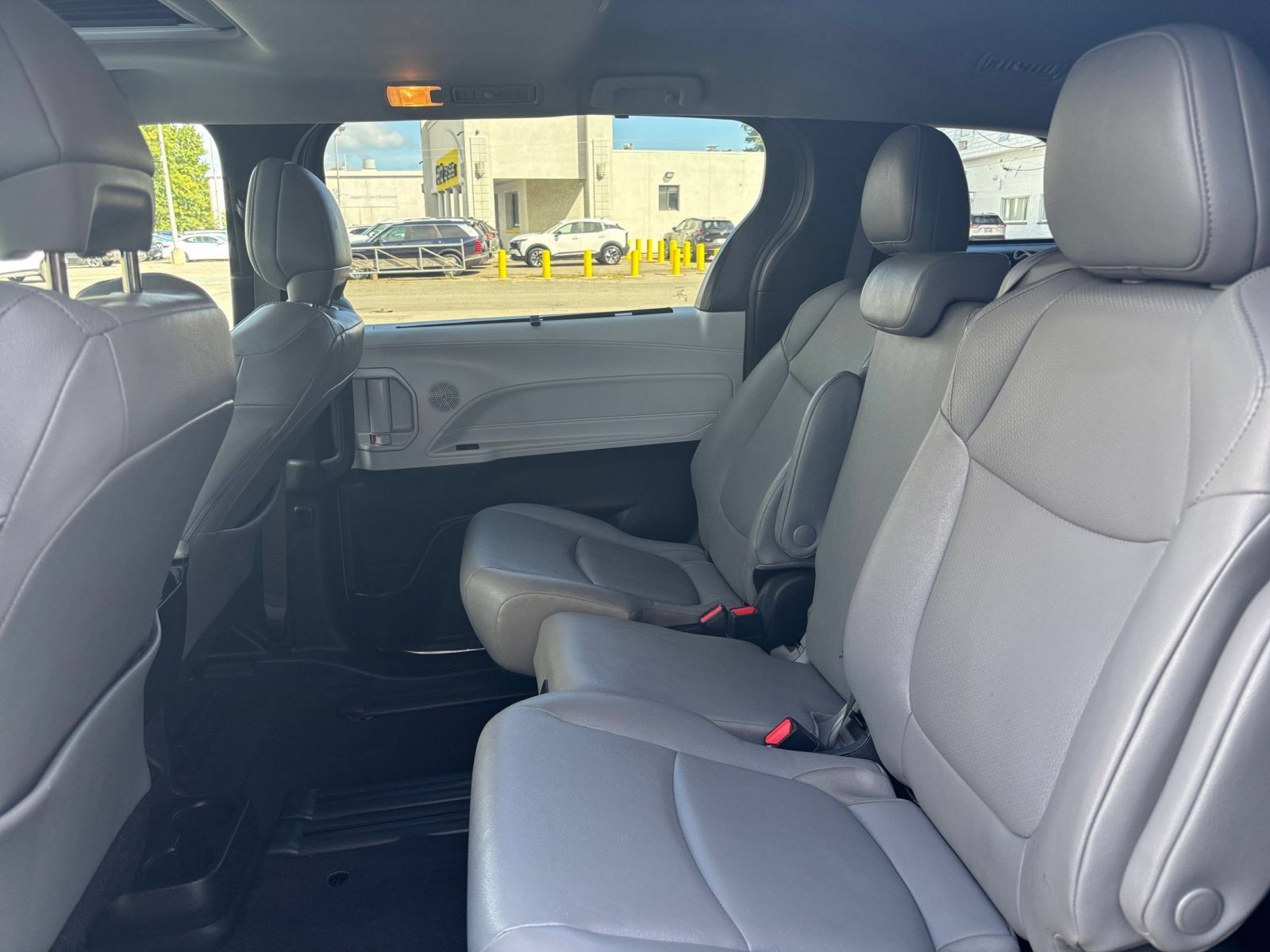 Used 2025 Toyota Sienna XLE FWD image 25
