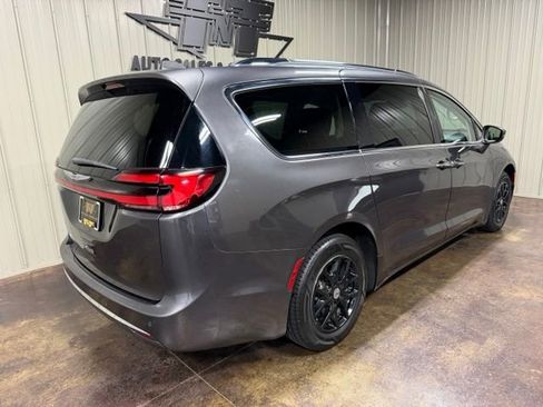 Used 2021 Chrysler Pacifica Touring-L FWD image 8