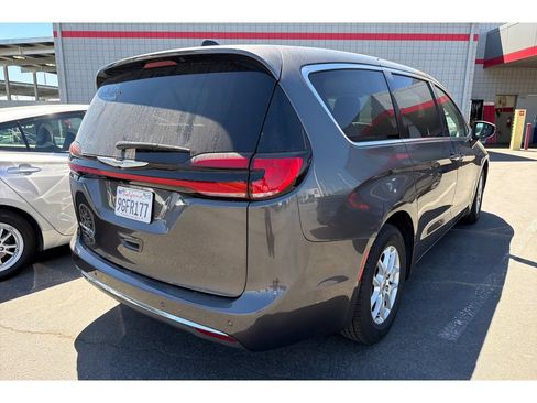 Used 2023 Chrysler Pacifica Touring-L FWD image 5