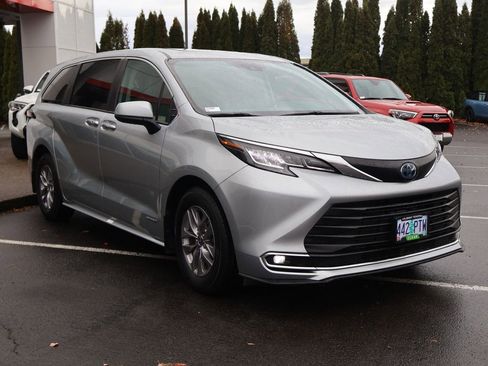 Used 2021 Toyota Sienna XLE image 10