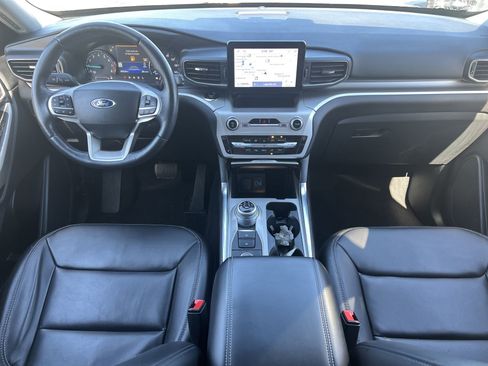 Certified 2022 Ford Explorer XLT w/ Equipment Group 202A image 5