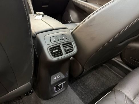 Used 2022 Buick Envision Avenir w/ Technology Package II image 18