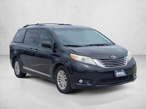 Used 2017 Toyota Sienna XLE w/ XLE Navigation Package FWD image 3